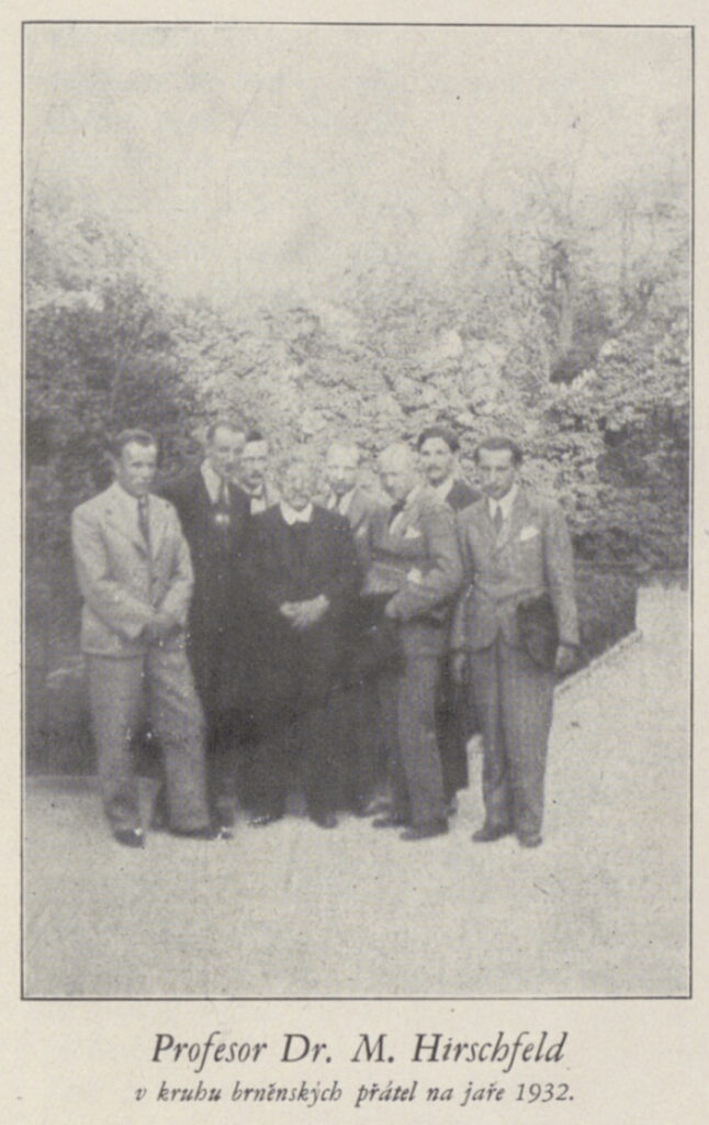 Gruppenfoto mit Magnus Hirschfeld in Brno, 1932